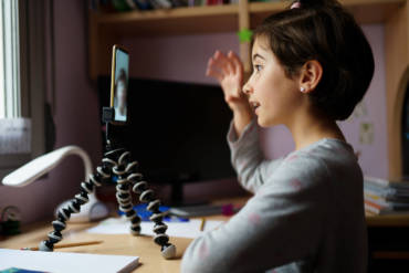 Soins énergétiques accessibles et flexibles grâce à la visioconférence ou grâce au téléphone. Tout le monde gagne du temps et se sent mieux sans briser les distances de sécurité pendant ce covid-19