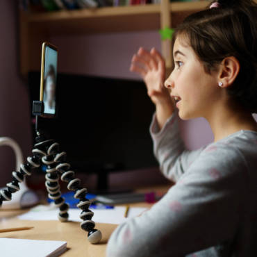 Soins énergétiques accessibles et flexibles grâce à la visioconférence ou grâce au téléphone. Tout le monde gagne du temps et se sent mieux sans briser les distances de sécurité pendant ce covid-19